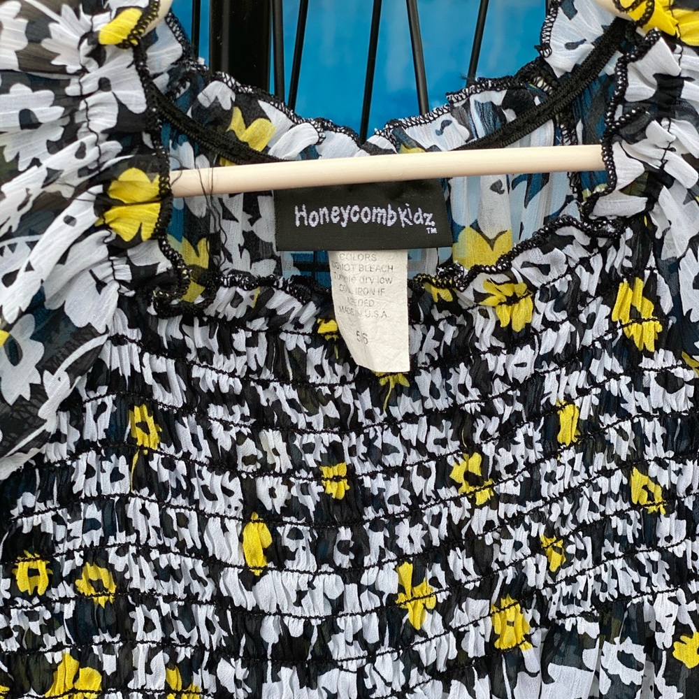 4 for $20 girls top. Size 5/6 - Picture 2 of 3